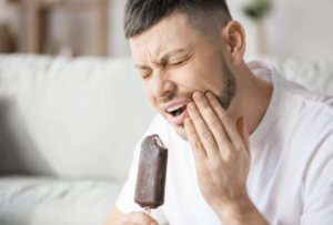 Persona con sensibilidad dental al beber agua fría