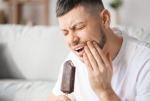 Persona con sensibilidad dental al beber agua fría